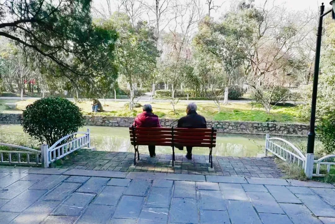 抑郁之后，丈夫开始拉着我的手睡觉