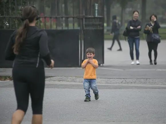 孩子黏人的背后，其实是这项需求没被满足