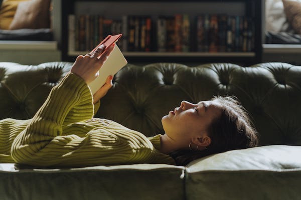 妈妈把女儿抗抑郁药换成维生素：“生病”的不只是孩子