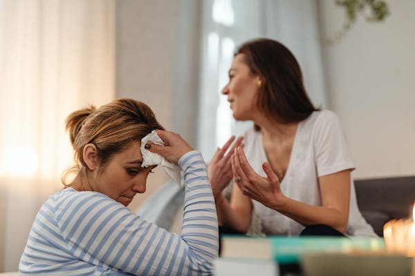 人人都想要回避痛苦，却又下意识关注痛苦